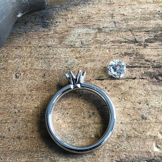 Solitärring in Platin - der rohe Ring und der Brillant