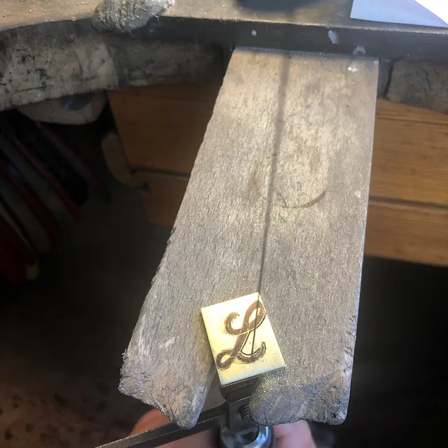 Buchstaben-Anhänger - Aussägen des Buchstabens