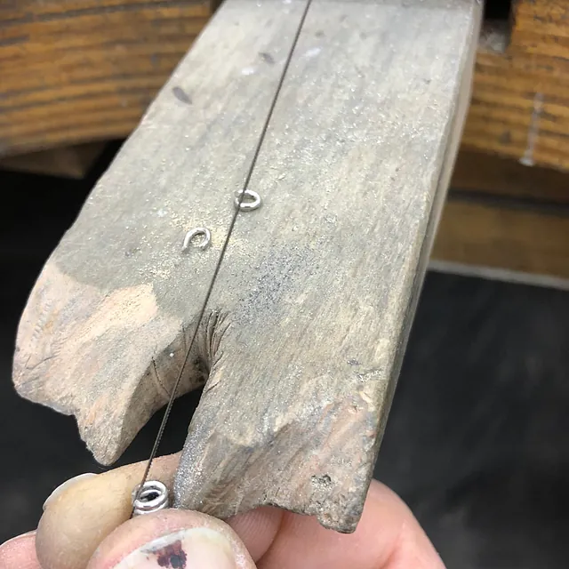 Handgearbeitete Kette - Aufsägen der Ösen