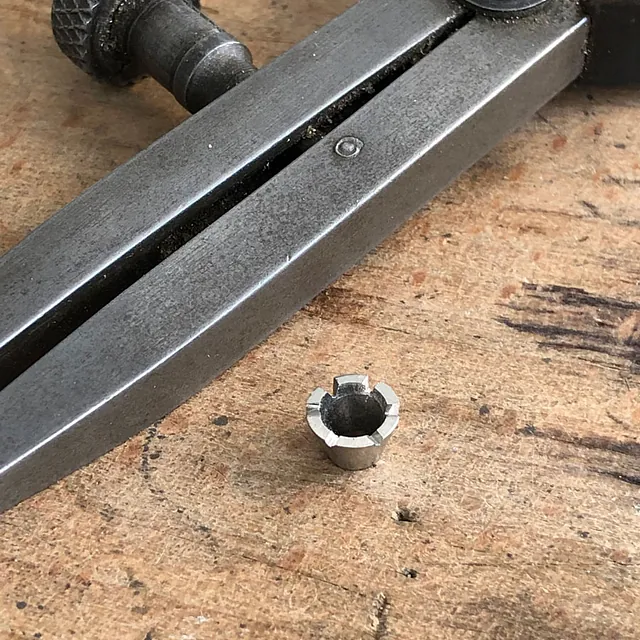 Solitärring in Platin - die Fassung für den Stein