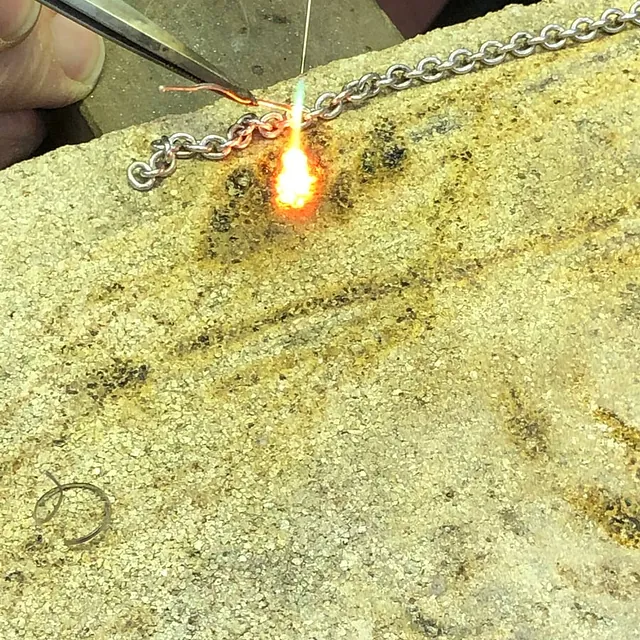 Handgearbeitete Kette - Verlöten der Kette