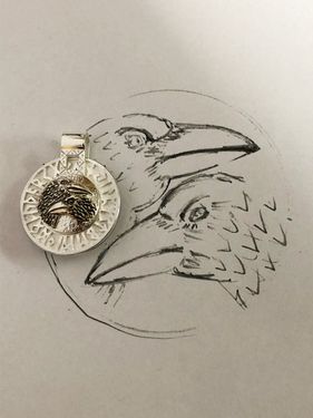 Odins Raben: Skizze und fertiges Amulett